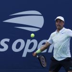 El tenista español Roberto Bautista fue registrado este lunes, 26 de agosto, al intentar devolverle una bola al italiano Luca Nardi, durante un partido de la primera ronda del Abierto de Estados Unidos, en el complejo USTA Billie Jean King National Tennis Center de Flushing Meadows (Nueva York, EE.UU.). EFE/CJ Gunther