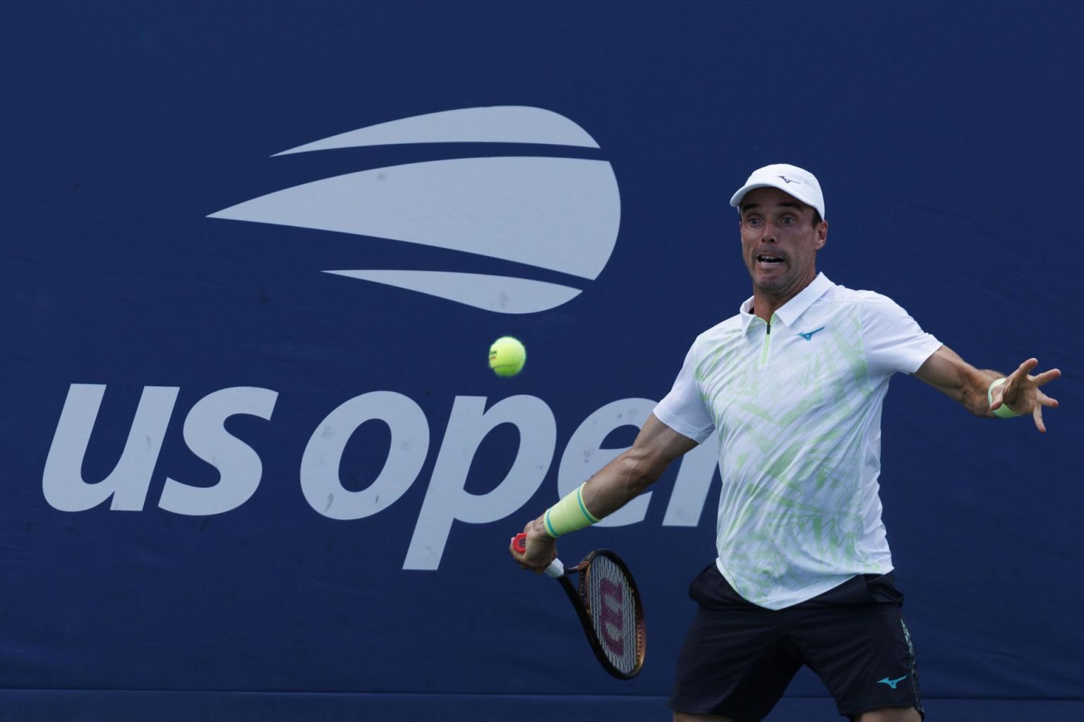 El tenista español Roberto Bautista fue registrado este lunes, 26 de agosto, al intentar devolverle una bola al italiano Luca Nardi, durante un partido de la primera ronda del Abierto de Estados Unidos, en el complejo USTA Billie Jean King National Tennis Center de Flushing Meadows (Nueva York, EE.UU.). EFE/CJ Gunther