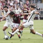 Fotografía de archivo, tomada el pasado 26 de mayo, en la que se registró un instante de un encuentro entre los clubes costarricenses de fútbol Saprissa y Alajuelense, en San José (Costa Rica). EFE/Jeffrey Arguedas