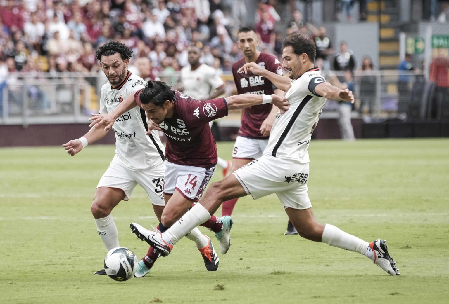 Fotografía de archivo, tomada el pasado 26 de mayo, en la que se registró un instante de un encuentro entre los clubes costarricenses de fútbol Saprissa y Alajuelense, en San José (Costa Rica). EFE/Jeffrey Arguedas