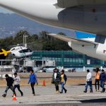 Imagen de archivo de migrantes guatemaltecos que bajan del avión que los trajo desde El Paso, Texas. EFE/Esteban Biba