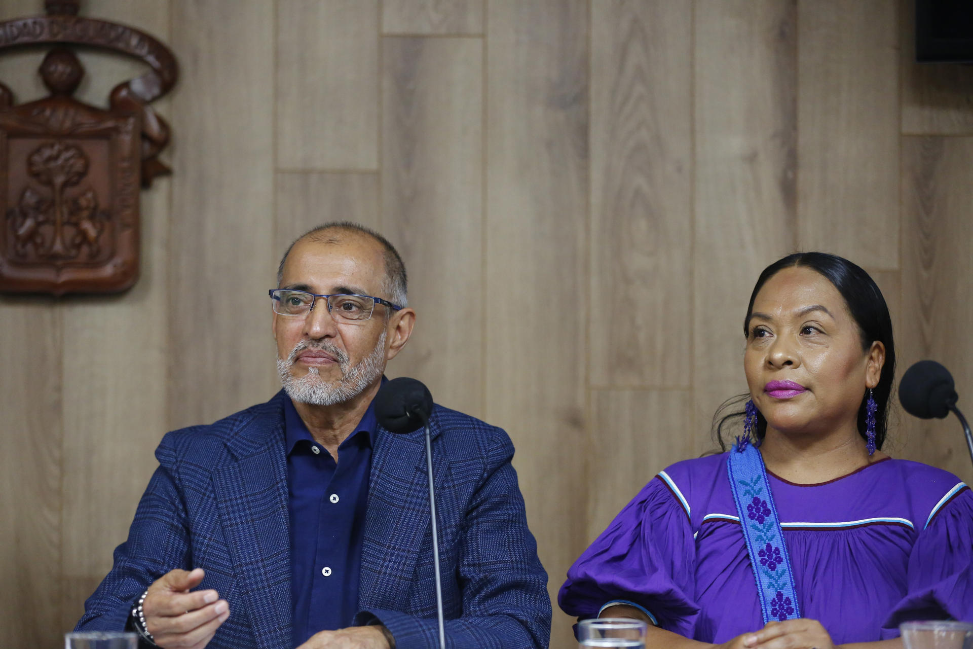 La vocera del jurado, Angélica Ortiz López (i), acompañada del rector del Centro Universitario del Norte de la Universidad de Guadalajara (UDG), Uriel Nuño Gutiérrez (i), participan este martes durante una rueda de prensa en la que anunciaron a la poeta mexicana Ruperta Bautista como la ganadora del Premio de Literaturas Indígenas de América Latina (PLIA), en la ciudad de Guadalajara, Jalisco (México). EFE/ Francisco Guasco
