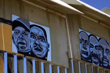 Fotografía del 22 de agosto de 2024 de un mural con rostros de veteranos de guerra deportados, en el muro fronterizo de la ciudad de Tijuana en Baja California (México). EFE/Joebeth Terríquez