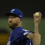 Fotografía de archivo, tomada en enero de 2023, en la que se registró al lanzador Brooks Hall, al actuar para los Tigres del Licey, durante un partido de la liga dominicana de béisbol, en el estadio Tetelo Vargas de San Pedro de Macorís (Rep. Dominicana). EFE/Orlando Barría