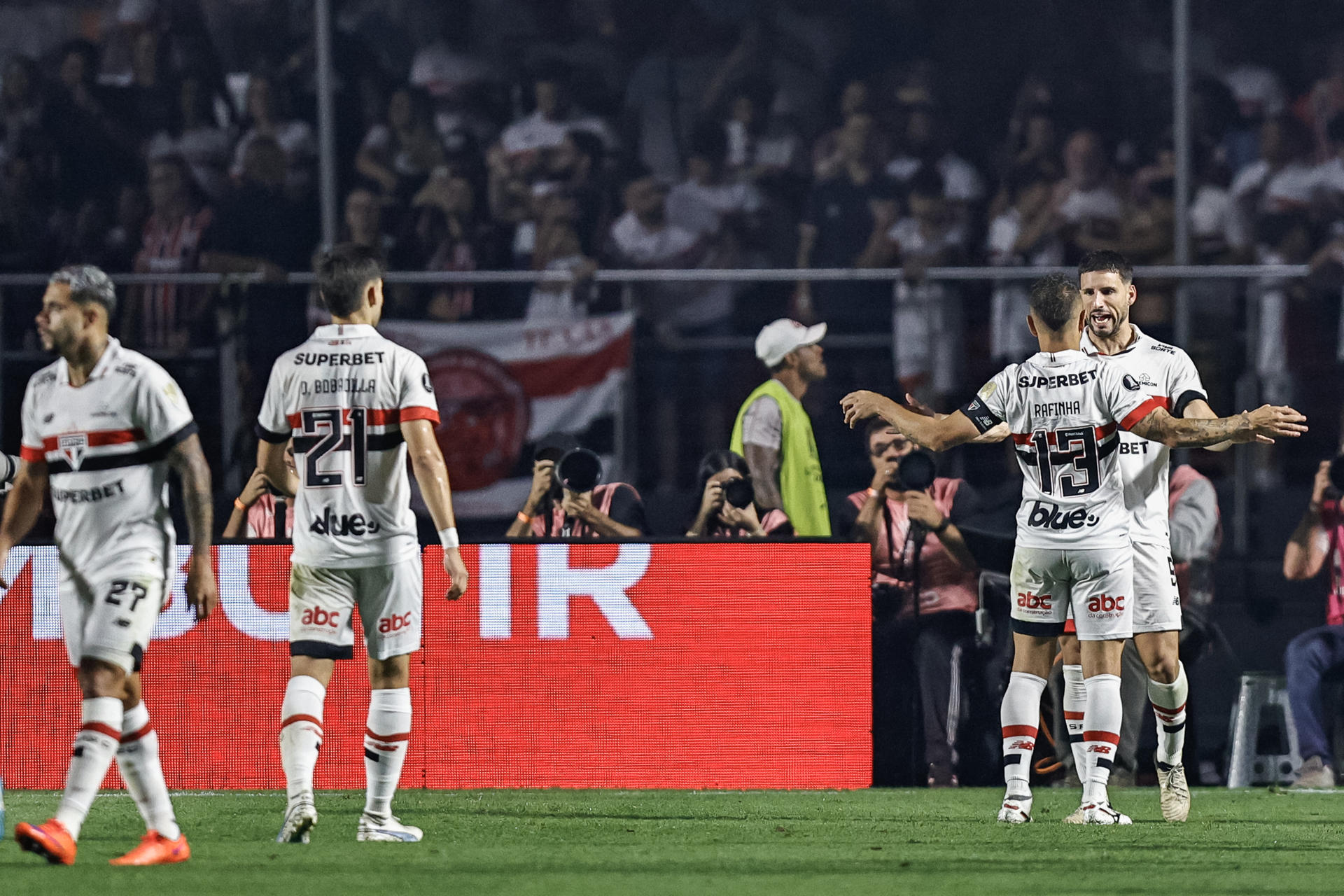 Jonathan Calleri (d), delantero de Sao Paulo de Brasil, fue registrado este jueves, 22 de agosto, al celebrar con su compañero Rafinha (2-d) un gol que le anotó a Nacional de Uruguay, durante el partido de vuelta de esta llave de los octavos de final de la Copa Libertadores, en el estadio Morumbí de Sao Paulo (Brasil). EFE/Isaac Fontana
