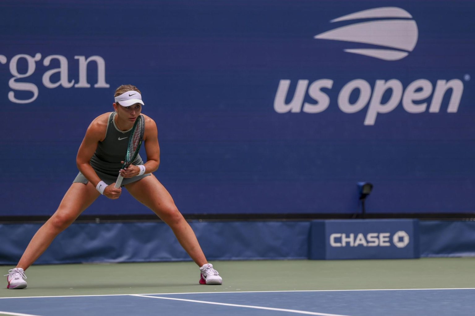 La tenista española Paula Badosa fue registrada este viernes, 30 de agosto, al esperar un servicio de la rumana Elena-Gabriela Ruse, durante un partido de la tercera ronda del Abierto de Estados Unidos, en el complejo USTA Billie Jean King National Tennis Center de Flushing Meadows (Nueva York, EE.UU.). EFE/Sarah Yenesel