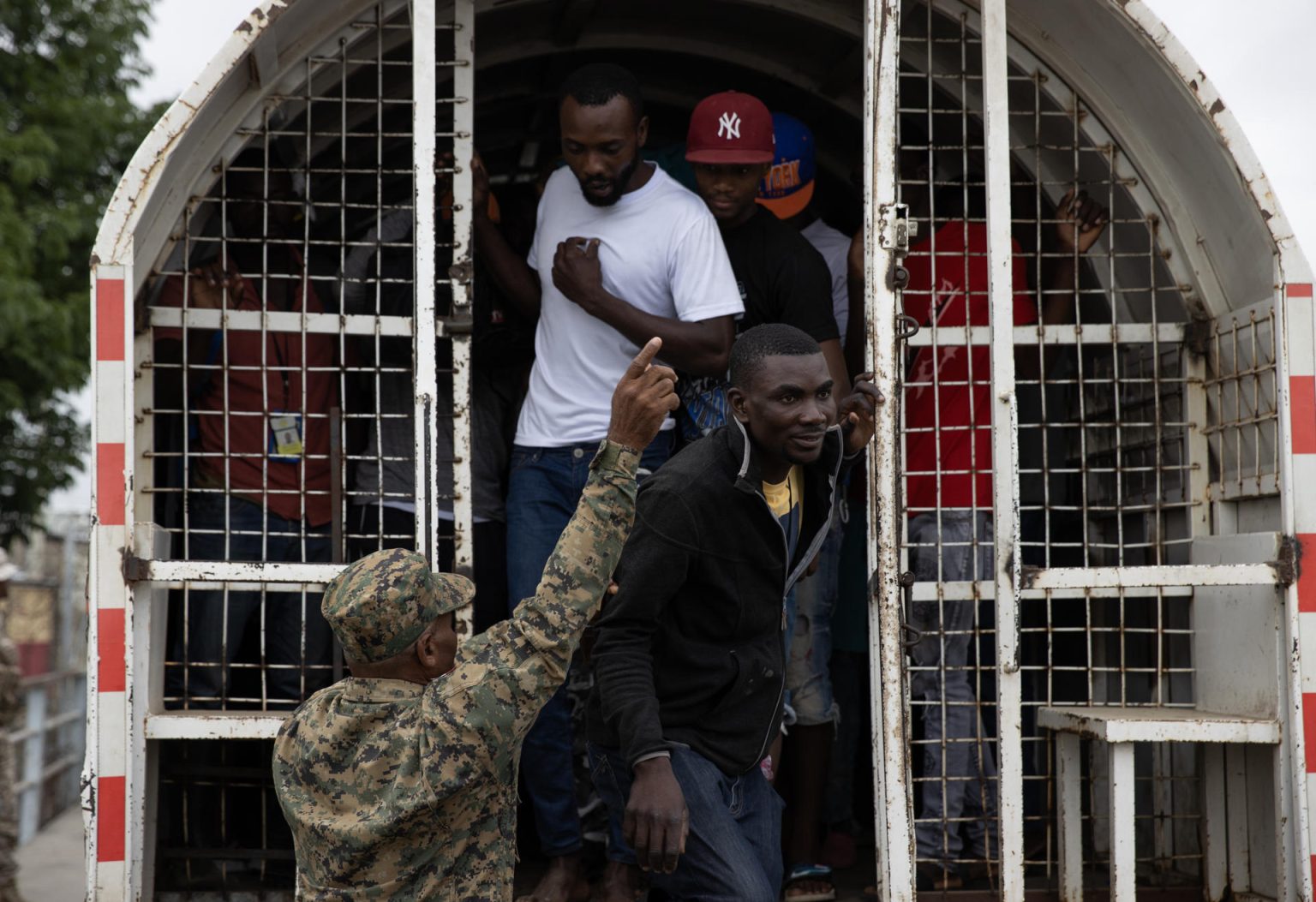 Un camión de la Dirección General de Migración dominicana llega hasta la frontera con decenas de ciudadanos haitianos que son deportados de regreso a Haití en Dajabón (República Dominicana). Archivo. EFE/ Orlando Barría