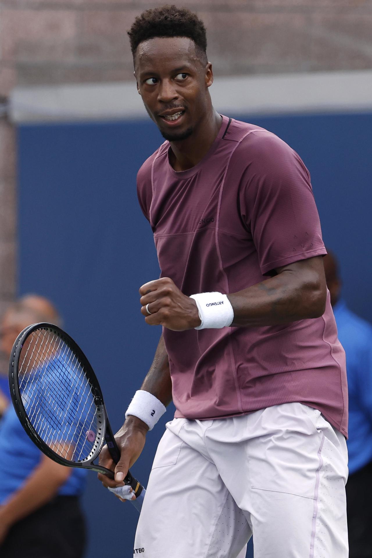 El tenista francés Gael Monfils fue registrado este lunes, 26 de agosto, al celebrar un punto que le anotó al argentino Diego Schwartzman, durante un partido de la primera ronda del Abierto de Estados Unidos, en el complejo USTA Billie Jean King National Tennis Center de Flushing Meadows (Nueva York, EE.UU.). EFE/John G. Mabanglo
