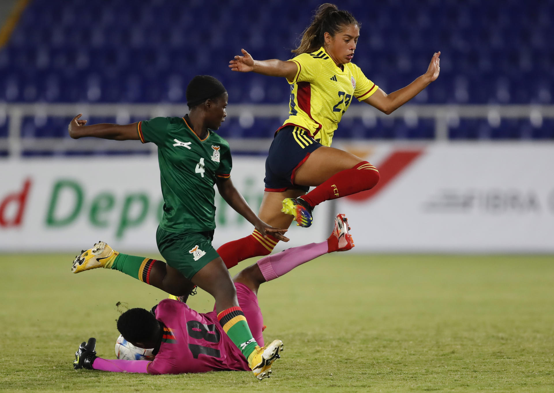 Fotografía de archivo, tomada en noviembre de 2022, en la que se registró a Elexa Bahr (d), de Colombia, al disputar un balón con Esther Siamfuko de Zambia, durante un partido en el estadio Pascual Guerrero de Cali (Colombia). EFE/Ernesto Guzmán
