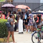 Migrantes hacen fila en oficinas migratorias este sábado, en Tapachula (México). EFE/ Juan Manuel Blanco