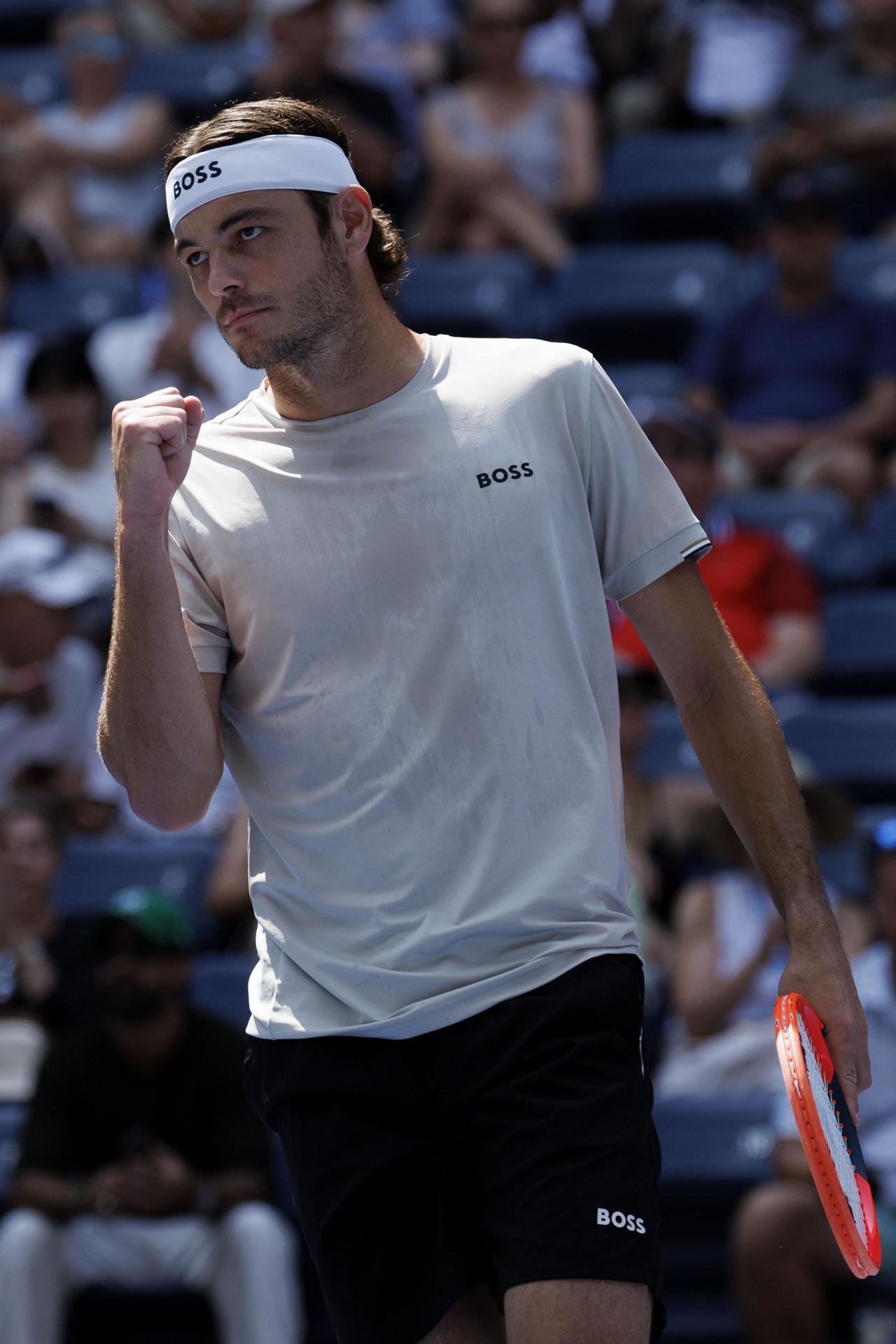 El tenista estadounidense Taylor Fritz fue registrado este lunes, 26 de agosto, al celebrar un punto que le anotó al argentino Camilo Ugo Carabelli, durante un partido de la primera ronda del Abierto de Estados Unidos, en el complejo USTA Billie Jean King National Tennis Center de Flushing Meadows (Nueva York, EE.UU.). EFE/CJ Gunther
