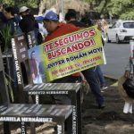 Familiares e integrantes de la red de búsqueda de personas desaparecidas colocaron "anti-monumentos" frente a la Fiscalía General del Estado (FGE), este viernes, en el estado de Puebla (México). EFE/ Hilda Ríos