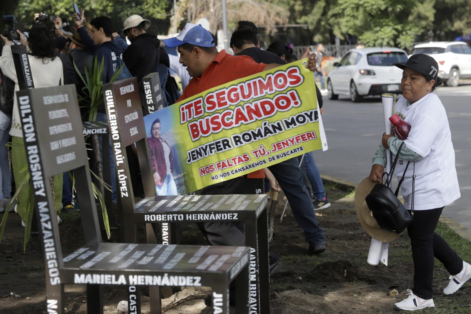 Familiares e integrantes de la red de búsqueda de personas desaparecidas colocaron "anti-monumentos" frente a la Fiscalía General del Estado (FGE), este viernes, en el estado de Puebla (México). EFE/ Hilda Ríos