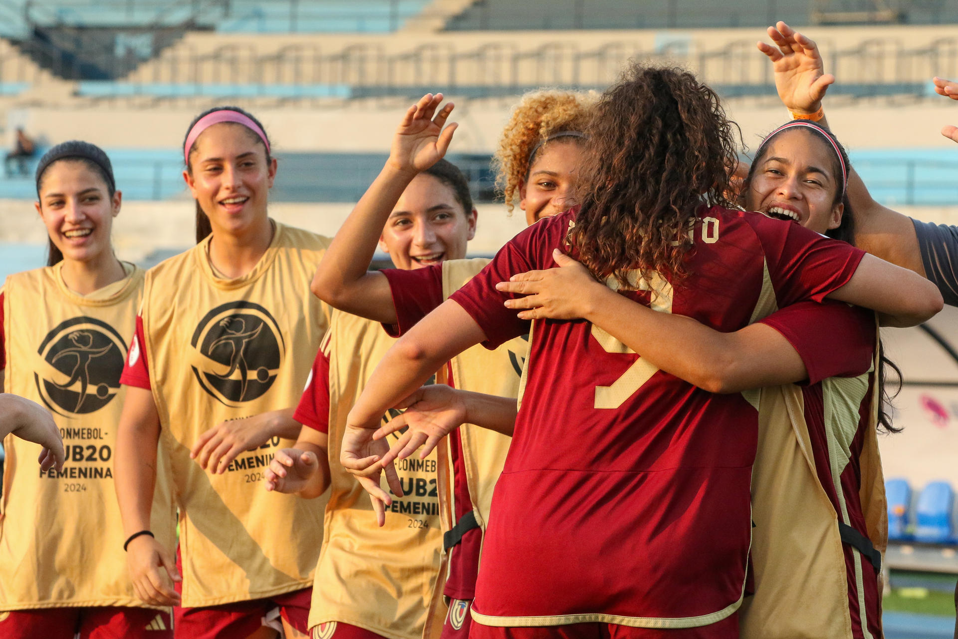 Fotografía de archivo, tomada el pasado 29 de abril, en la que se registró a Mariana Barreto de Venezuela, al celebrar un gol que le anotó a Perú, durante un partido del Sudamericano Femenino Sub-20, en el estadio Modelo Alberto Spencer de Guayaquil (Ecuador). EFE/Jonathan Miranda
