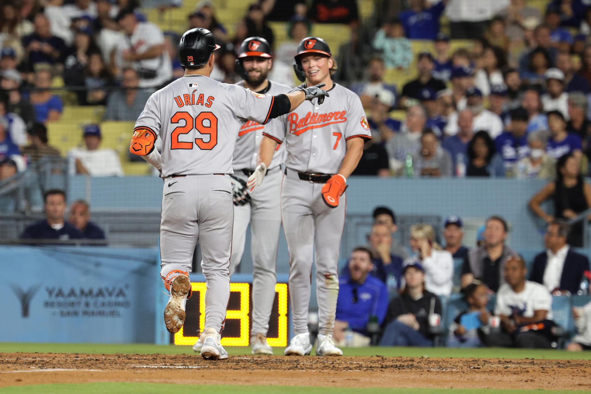 El mexicano Ramón Urías (c-i), bateador estrella de los Orioles de Baltimore, fue regisitrado este martes, 27 de agosto, tras conectarle un jonrón a los Dodgers de Los Ángeles, durante un partido de la MLB, en la capital del estado de California (EE.UU.). EFE/Allison Dinner
