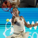 La tenista estadounidense Emma Navarro devuelve la pelota ante la colombiana Camila Osorio, durante el partido de la jornada 3 del Abierto de Tenis de Monterrey. EFE/Miguel Sierra