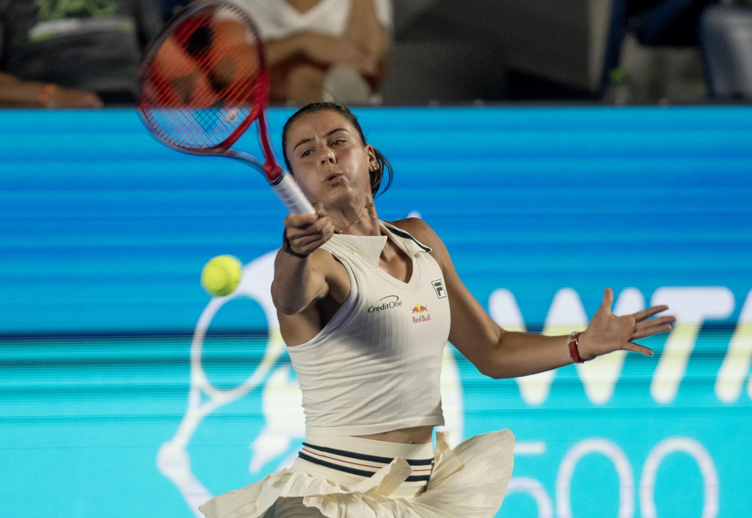 La tenista estadounidense Emma Navarro devuelve la pelota ante la colombiana Camila Osorio, durante el partido de la jornada 3 del Abierto de Tenis de Monterrey. EFE/Miguel Sierra