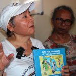 La presidenta de la organización Brigada Callejera, Elvira Madrid Romero (i) y la coordinadora de la Alianza Global contra la Trata de Mujeres, Bandana Pattanaik (d), participan este martes durante una conferencia de prensa este martes en el ciudad de Tapachula en el estado de Chiapas (México). EFE/Juan Manuel Blanco