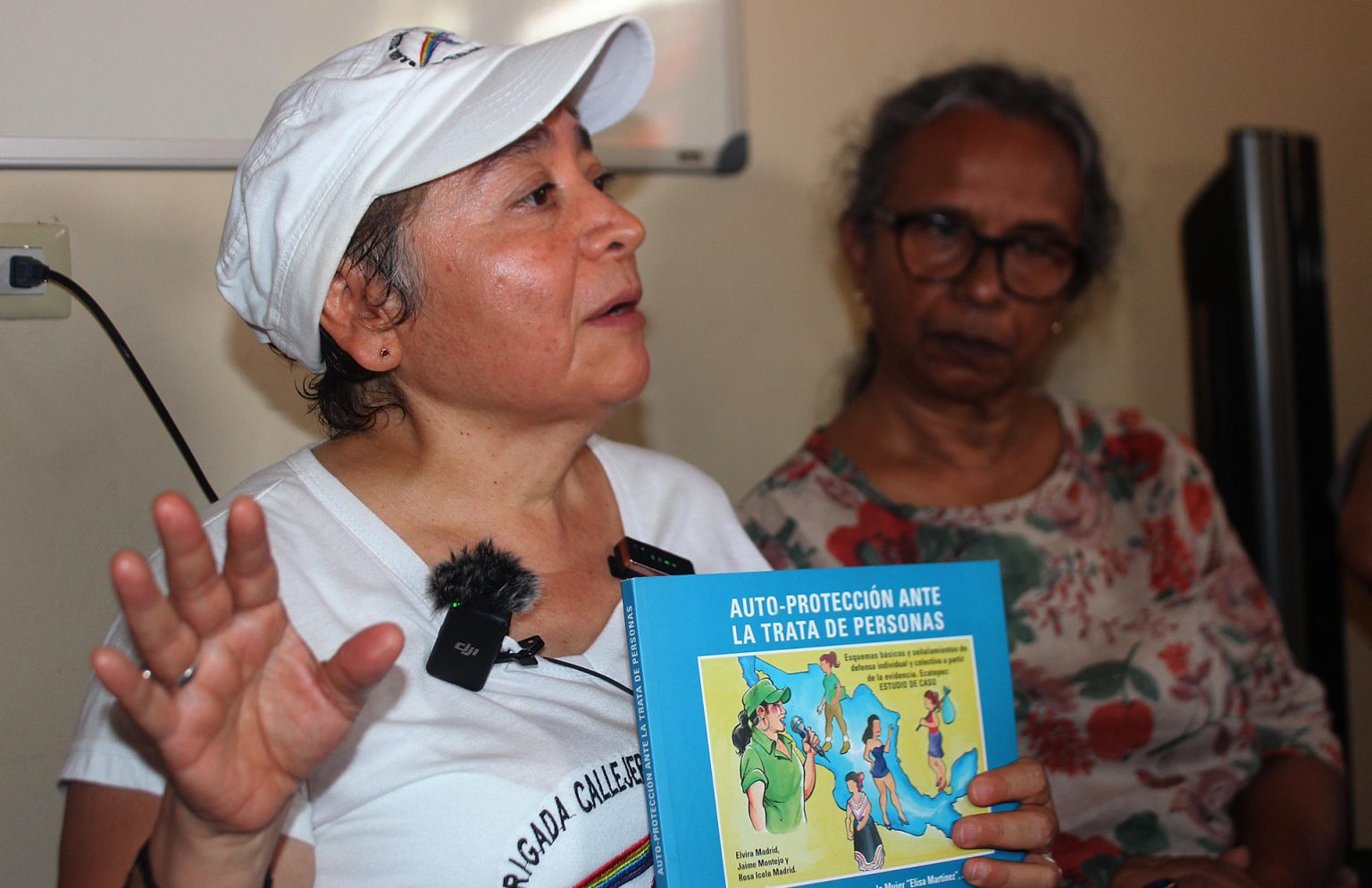 La presidenta de la organización Brigada Callejera, Elvira Madrid Romero (i) y la coordinadora de la Alianza Global contra la Trata de Mujeres, Bandana Pattanaik (d), participan este martes durante una conferencia de prensa este martes en el ciudad de Tapachula en el estado de Chiapas (México). EFE/Juan Manuel Blanco