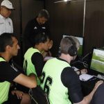 Fotografía de archivo en la que se registró a un grupo de jueces del sistema de video asistencia arbitral (VAR), en la sala de un estadio de fútbol, en Luque (Paraguay). EFE/Andrés Cristaldo