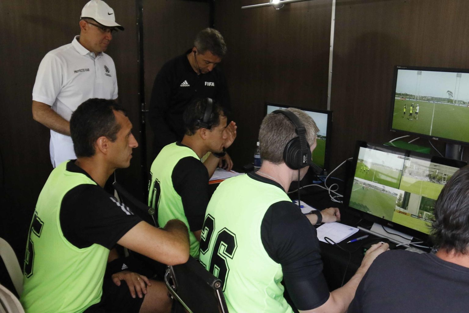 Fotografía de archivo en la que se registró a un grupo de jueces del sistema de video asistencia arbitral (VAR), en la sala de un estadio de fútbol, en Luque (Paraguay). EFE/Andrés Cristaldo