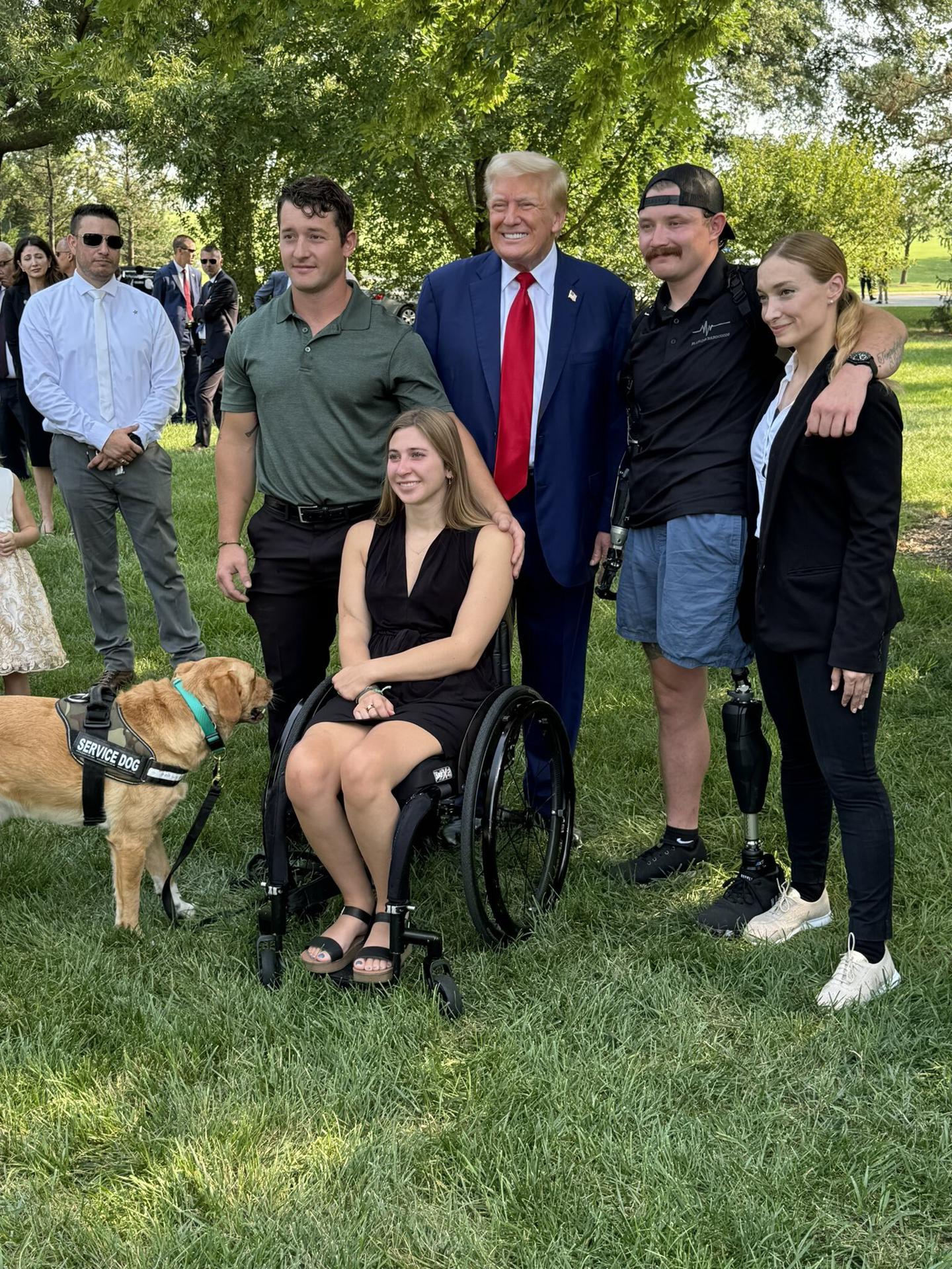 Fotografía cedida por el equipo de comunicación de Donald Trump del expresidente y candidato presidencial junto a familiares de uno de los militares muertos en Kabul (Afganistán) durante una visita al cementerio de Arlington en Virginia (Estados Unidos). EFE/ Equipo Comunicación De Donald Trump / SOLO USO EDITORIAL/ SOLO DISPONIBLE PARA ILUSTRAR LA NOTICIA QUE ACOMPAÑA (CRÉDITO OBLIGATORIO)
