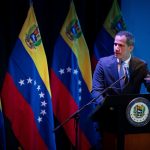 Fotografía de archivo del 06 de enero de 2023 del opositor venezolano Juan Guaidó hablando en una rendición de cuentas del denominado "Gobierno interino", en Caracas (Venezuela). EFE/ Rayner Pena