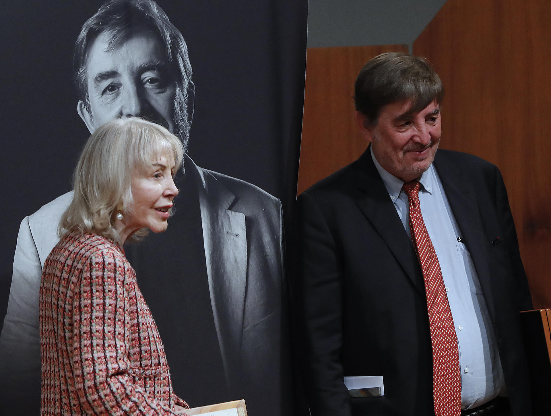 La periodista española Silvia Lemus (i) y el escritor español Luis García Montero (d) participan en un acto protocolario este martes, en el Palacio de Bellas Artes de Ciudad de México (México). EFE/ Mario Guzmán
