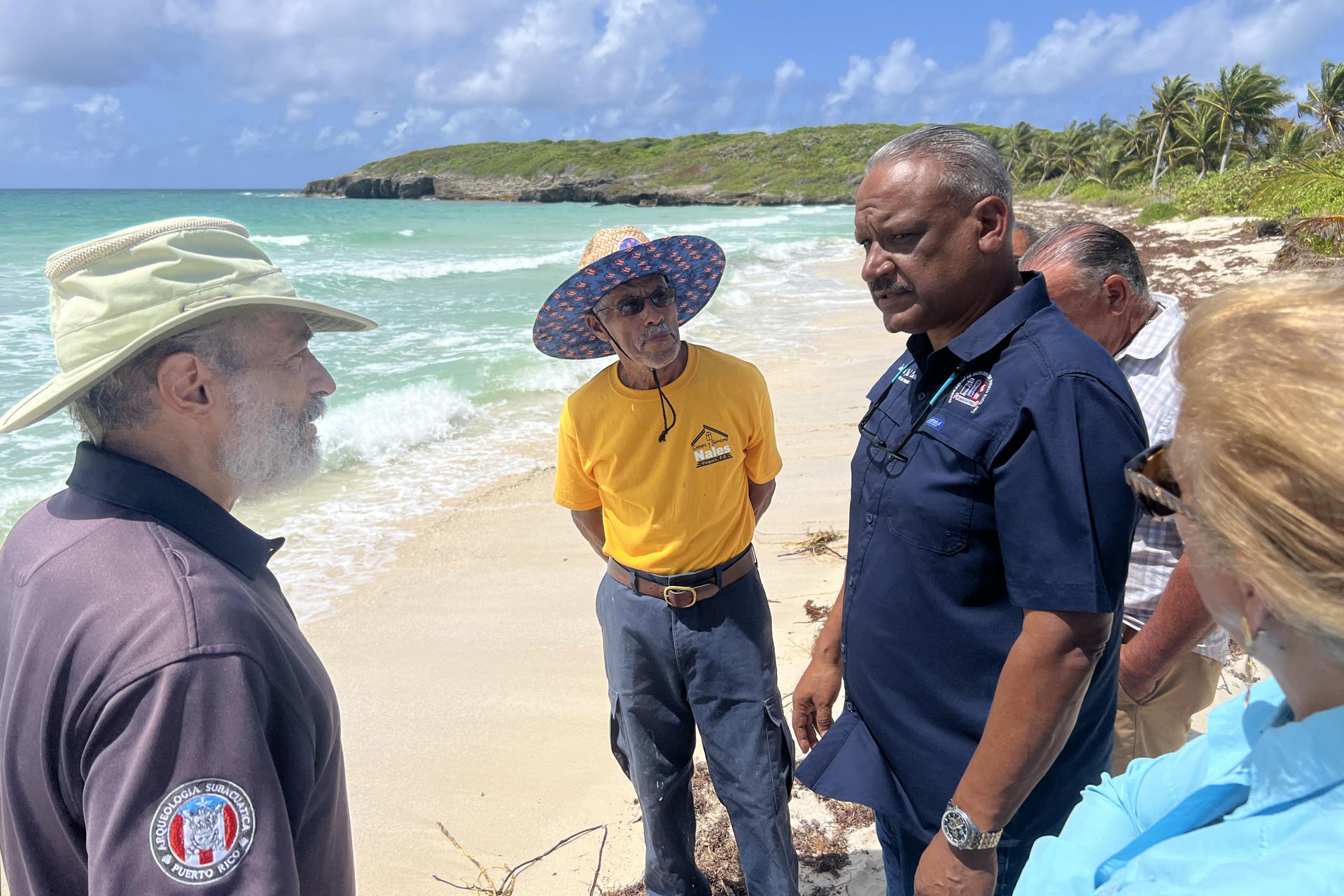 Fotografía cedida por Mark Martin, miembro del Equipo Comunitario de Respuesta a Emergencias de Vieques del arqueólogo Juan Vera (i), el pescador Cecilio Ponce (2-i), el alcalde de Vieques, José 'Junito' Corcino (2-d) y la arqueóloga Virginia Rivera (d) durante una reunión sobre los restos hallados de un barco, en Vieques (Puerto Rico). EFE/ Mark Martin / SOLO USO EDITORIAL/ SOLO DISPONIBLE PARA ILUSTRAR LA NOTICIA QUE ACOMPAÑA (CRÉDITO OBLIGATORIO)
