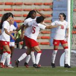 Jugadoras de Canadá fueron registradas este sábado, 31 de agosto, al celebrar un gol que Chinonyerem Annabelle Chukwu (c) le anotó a Francia, durante el primer partido del grupo B del Mundial FIFA femenino sub-20, en estadio Atanasio Girardot de Medellín (Colombia). EFE/ Luis Noriega