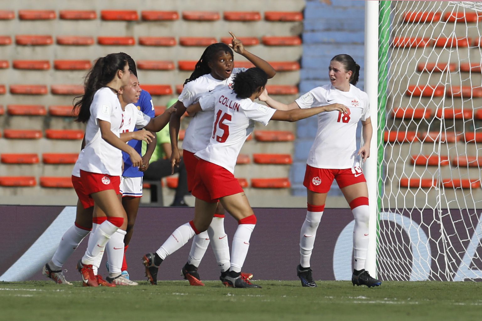 Jugadoras de Canadá fueron registradas este sábado, 31 de agosto, al celebrar un gol que Chinonyerem Annabelle Chukwu (c) le anotó a Francia, durante el primer partido del grupo B del Mundial FIFA femenino sub-20, en estadio Atanasio Girardot de Medellín (Colombia). EFE/ Luis Noriega