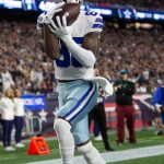 Fotografía de archivo en la que se registró al receptor de los Dallas Cowboys CeeDee Lamb, durante un partido de la NFL, en el Gillette Stadium de Foxborough (Massachusetts, EE.UU.). EFE/CJ Gunther