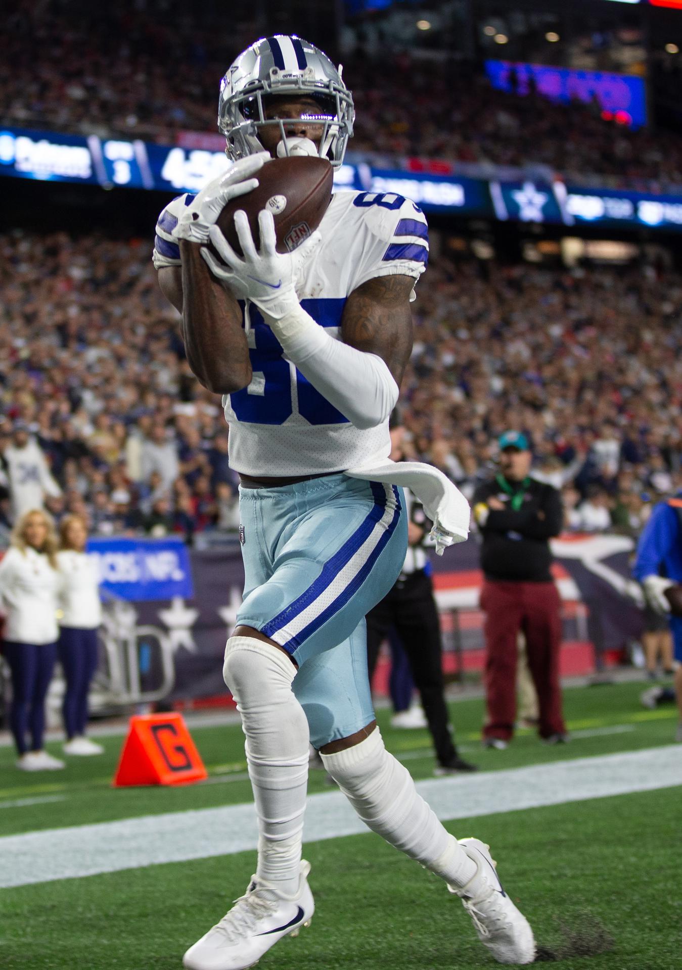 Fotografía de archivo en la que se registró al receptor de los Dallas Cowboys CeeDee Lamb, durante un partido de la NFL, en el Gillette Stadium de Foxborough (Massachusetts, EE.UU.). EFE/CJ Gunther