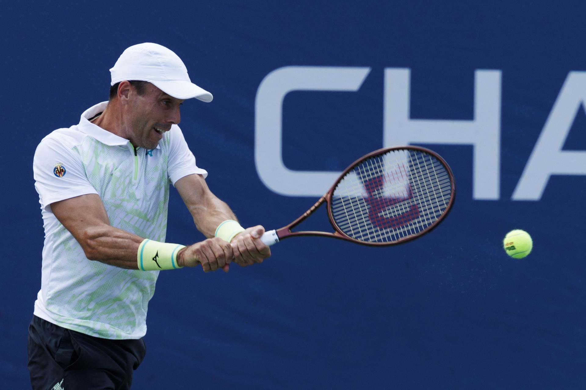 El tenista español Roberto Bautista fue registrado este lunes, 26 de agosto, al intentar devolverle una bola al italiano Luca Nardi, durante un partido de la primera ronda del Abierto de Estados Unidos, en el complejo USTA Billie Jean King National Tennis Center de Flushing Meadows (Nueva York, EE.UU.). EFE/CJ Gunther
