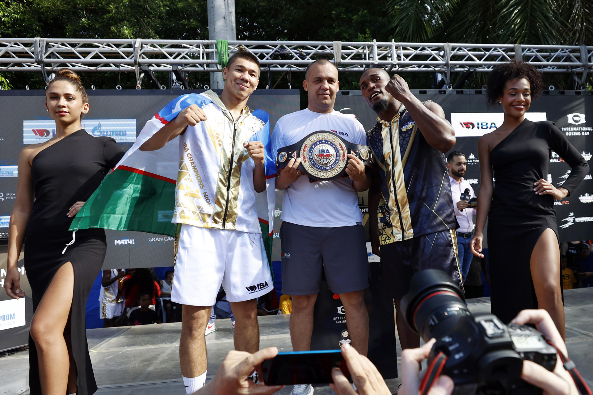 El presidente de la Asociación Internacional de Boxeo (IBA), Umar Kremlev (c), posa junto al bicampeón olímpico y cinco veces monarca mundial, Julio César La Cruz (2-d), y el uzbeco Madiyar Saydrakhimov este martes en el parque Central en La Habana (Cuba). EFE/ Ernesto Mastrascusa
