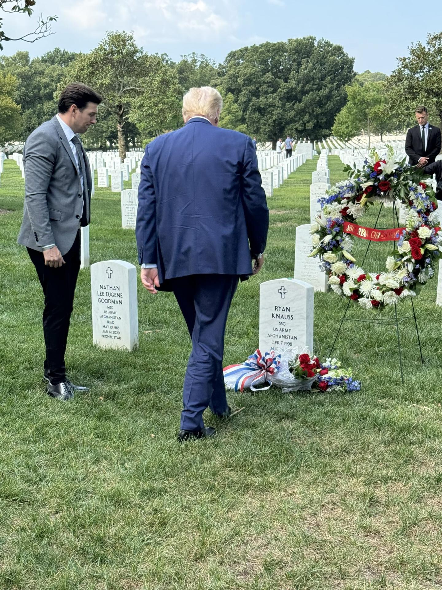 Fotografía cedida por el equipo de comunicación de Donald Trump del expresidente y candidato presidencial durante una visita al cementerio de Arlington en Virginia (Estados Unidos). EFE/ Equipo Comunicación De Donald Trump / SOLO USO EDITORIAL/ SOLO DISPONIBLE PARA ILUSTRAR LA NOTICIA QUE ACOMPAÑA (CRÉDITO OBLIGATORIO)
