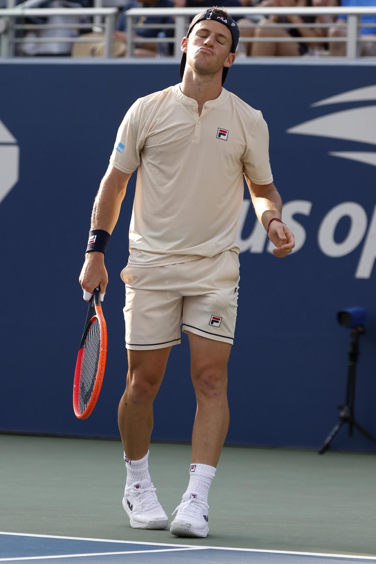 El tenista argentino Diego Schwartzman fue registrado este lunes, 26 de agosto, al lamentar perder un punto ante el francés Gael Monfils, durante un partido de la primera ronda del Abierto de Estados Unidos, en el complejo USTA Billie Jean King National Tennis Center de Flushing Meadows (Nueva York, EE.UU.). EFE/John G. Mabanglo
