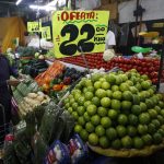 Una persona compra productos en el mercado de Jamaica de la Ciudad de México (México). Imagen de archivo. EFE/Sashenka Gutiérrez