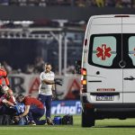 Fotografía tomada el pasado 22 de agosto en la que se registró al futbolista uruguayo Juan Izquierdo (abajo), del Nacional de Montevideo, al ser atendido por organismos de socorro luego de desplomarse súbitamente durante el partido de vuelta de los octavos de final de la Copa Libertadores entre Sao Paulo y Nacional, en el estadio Morumbi de Sao Paulo (Brasil). Izquierdo permanece en observación médica desde ese día en el Hospital Albert Einstein de Sao Paulo. EFE/Isaac Fontana