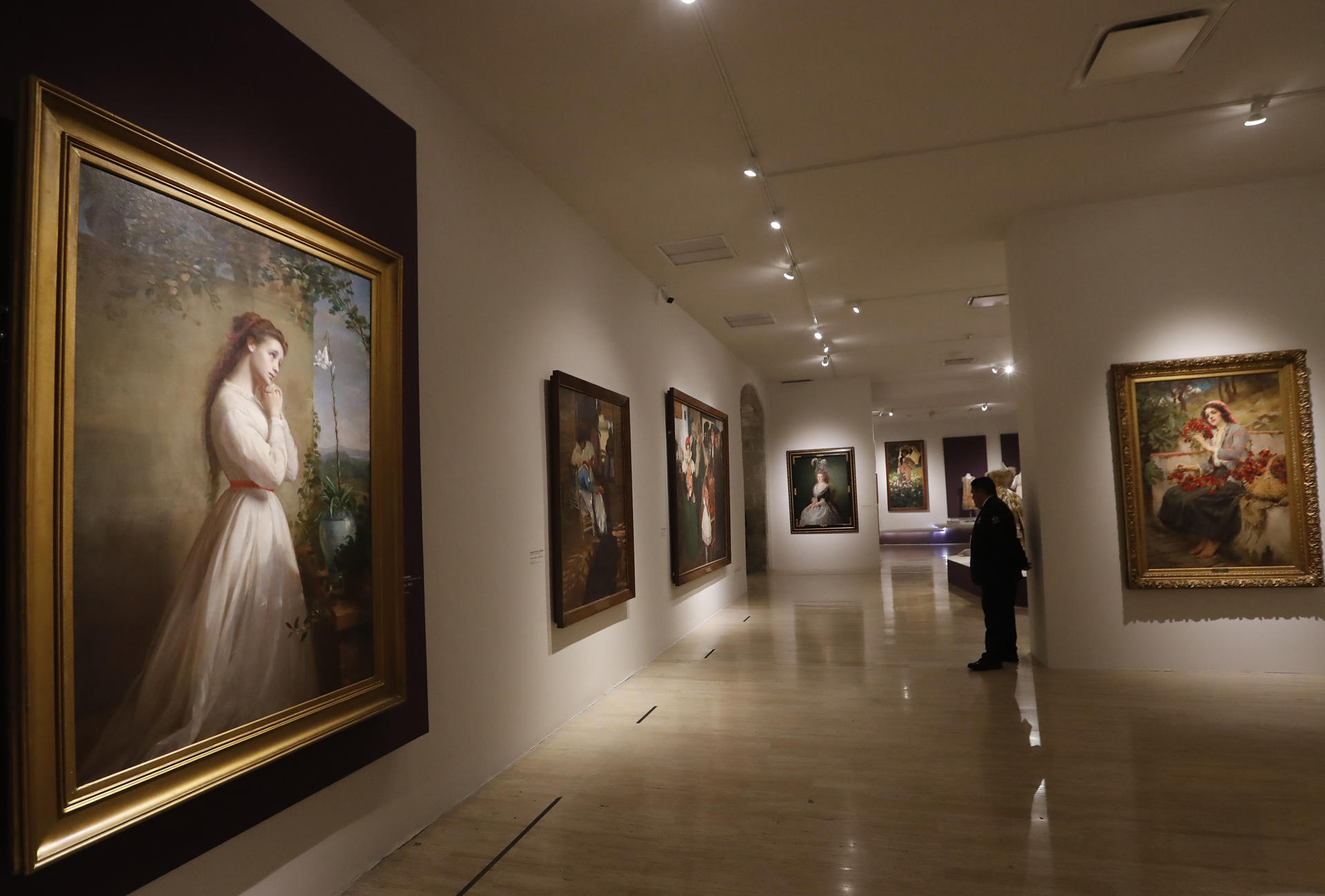 Fotografía de la exposición ‘Representaciones femeninas en transformación’ este jueves, en el Museo Nacional San Carlos de Ciudad de México (México). EFE/ Mario Guzmán
