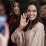 Fotografía de archivo del 16 de marzo de 2022 de la actriz y defensora de las víctimas de abusos domésticos, Angelina Jolie, durante un acto del presidente estadounidense Joe Biden en Washington (Estados Unidos). EFE/EPA/SHAWN THEW