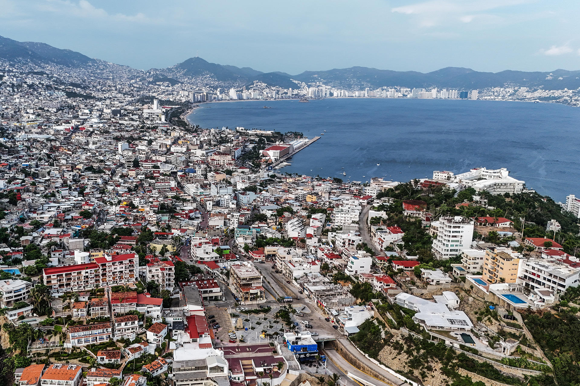 Fotografía aérea que muestra la zona alta donde trabajadores de la Secretaria de Salud (SSa) realizan una jornada de prevención de propagación del dengue este miércoles, en Acapulco (México). EFE/ David Guzmán
