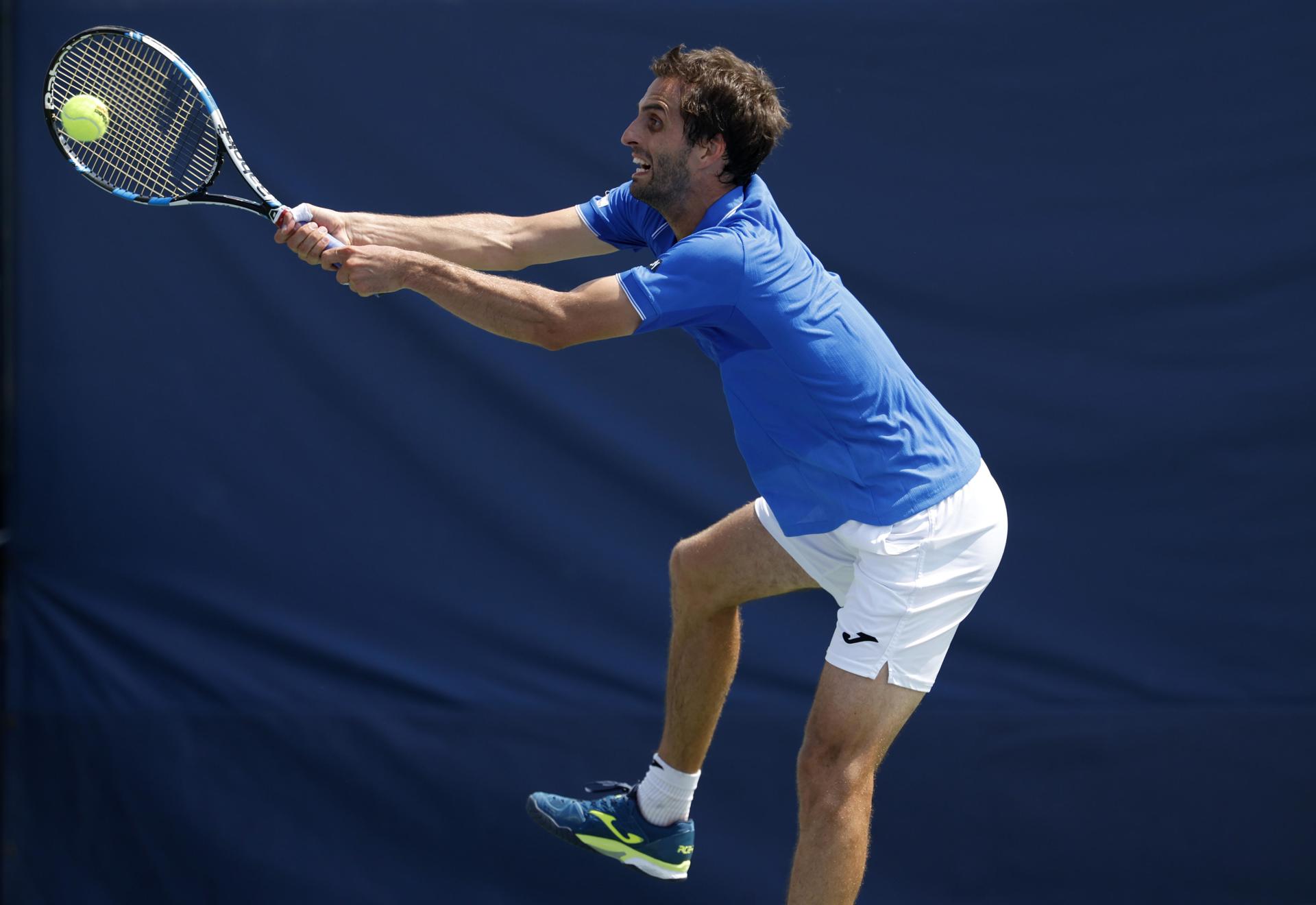 El español Albert Ramos-Vinolas fue registrado este lunes, 26 de agosto, al intentar devolverle una bola al italiano Matteo Berrettini, durante un partido de la primera ronda del Abierto de Estados Unidos, en el complejo USTA Billie Jean King National Tennis Center de Flushing Meadows (Nueva York, EE.UU.). EFE/John G. Mabanglo
