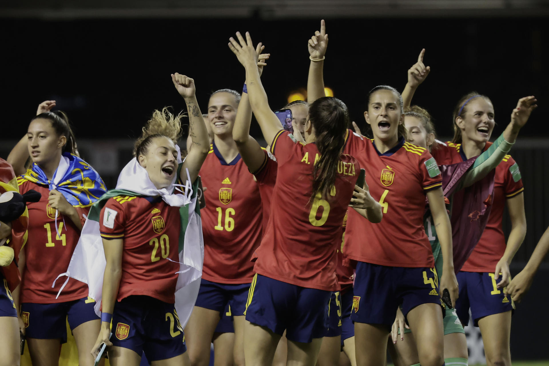 Fotografía de archivo, tomada el 28 de agoto de 2022, en la que se registró a jugadoras de la selección española de fútbol al celebrar la obtención del título del Mundial femenino sub-20 de la FIFA, tras derrotar a Japón en la final, en el estadio Nacional de San José (Costa Rica). EFE/Jeffrey Arguedas
