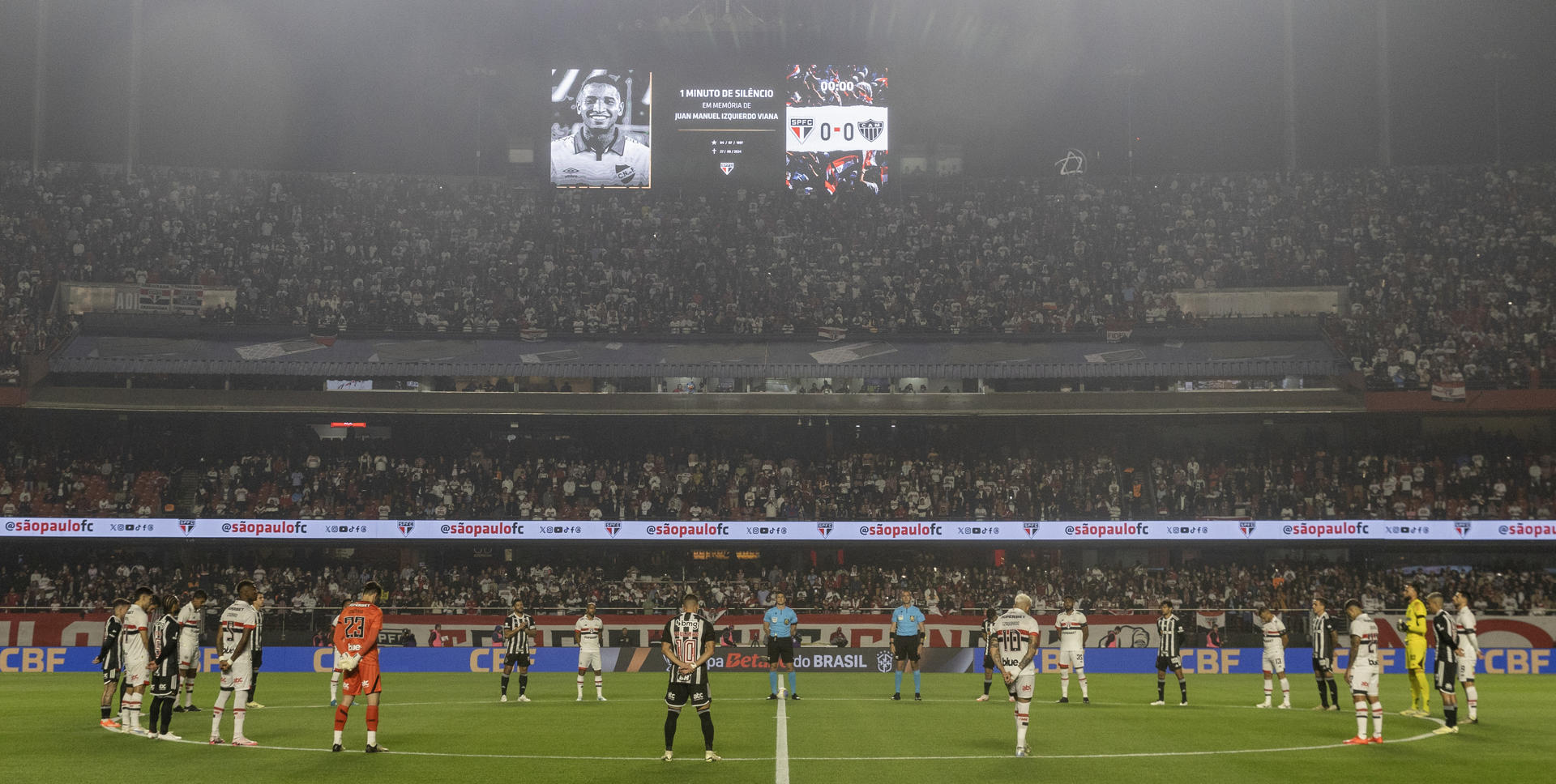 Registro general este miércoles, 28 de agosto, del interior del estadio Morumbí, durante un minuto de silencio en memoria del defensa uruguayo Juan Izquierdo, del Nacional de Uruguay, quien falleció la víspera luego de desplomarse por una arritmia cardíaca en ese mismo escenario el pasado día 22, previo al partido entre el Sao Paulo y el Atlético Mineiro por la Copa de Brasil, en Sao Paulo (Brasil). EFE/Isaac Fontana
