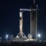 Fotografía cedida por Polaris Program del cohete Falcon 9, que lleva una cápsula Dragon, donde viajarán a bordo los tripulantes de Polaris Dawn instalado en el Kennedy Space Center en Merritt Island, Florida (EE. UU). EFE/John Kraus/Polaris Program /SOLO USO EDITORIAL /NO VENTAS /SOLO DISPONIBLE PARA ILUSTRAR LA NOTICIA QUE ACOMPAÑA /CRÉDITO OBLIGATORIO