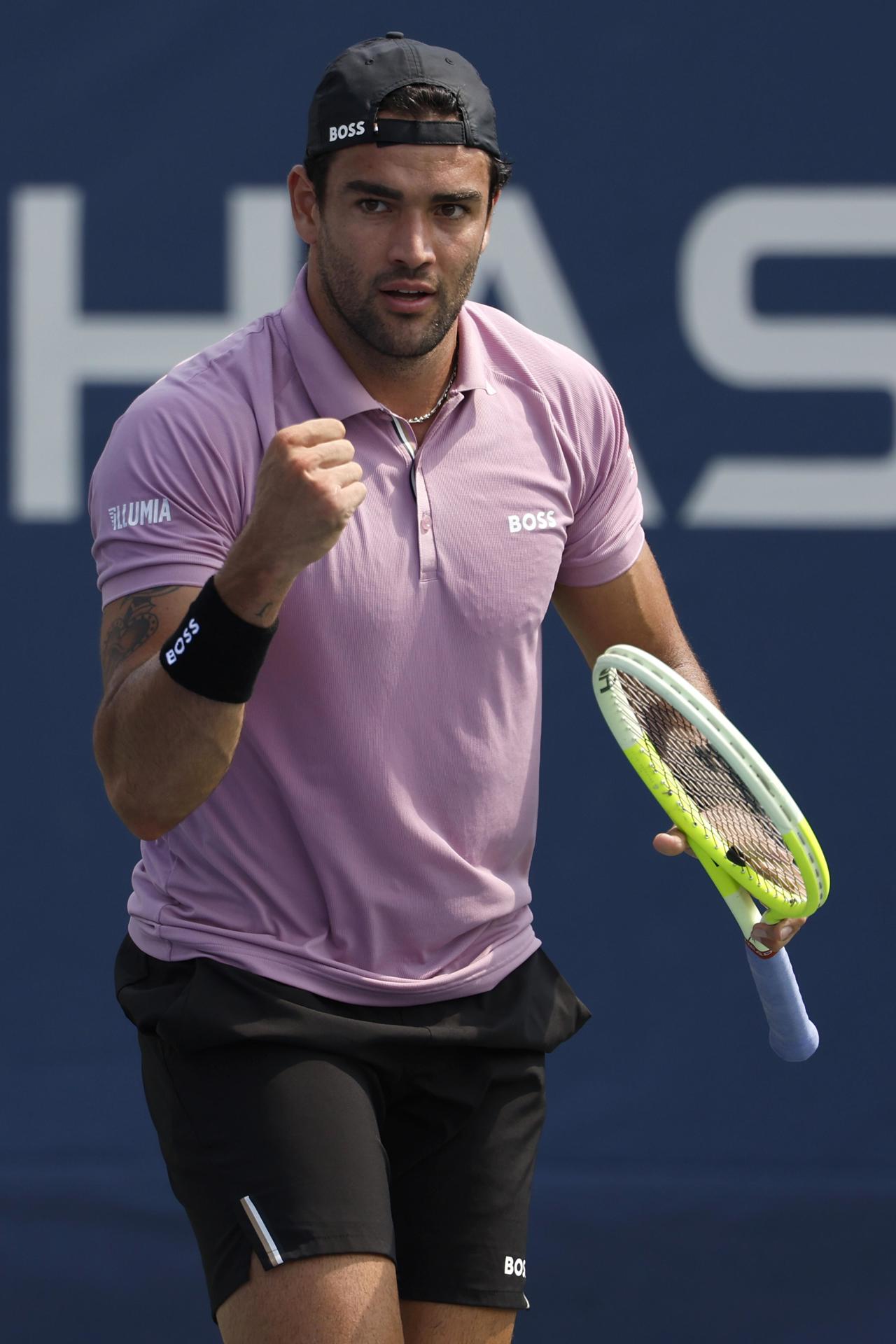 El tenista italiano Matteo Berrettini fue registrado este lunes, 26 de agosto, al celebrar un punto que le anotó al español Albert Ramos-Vinolas, durante un partido de la primera ronda del Abierto de Estados Unidos, en el complejo USTA Billie Jean King National Tennis Center de Flushing Meadows (Nueva York, EE.UU.).EFE/John G. Mabanglo
