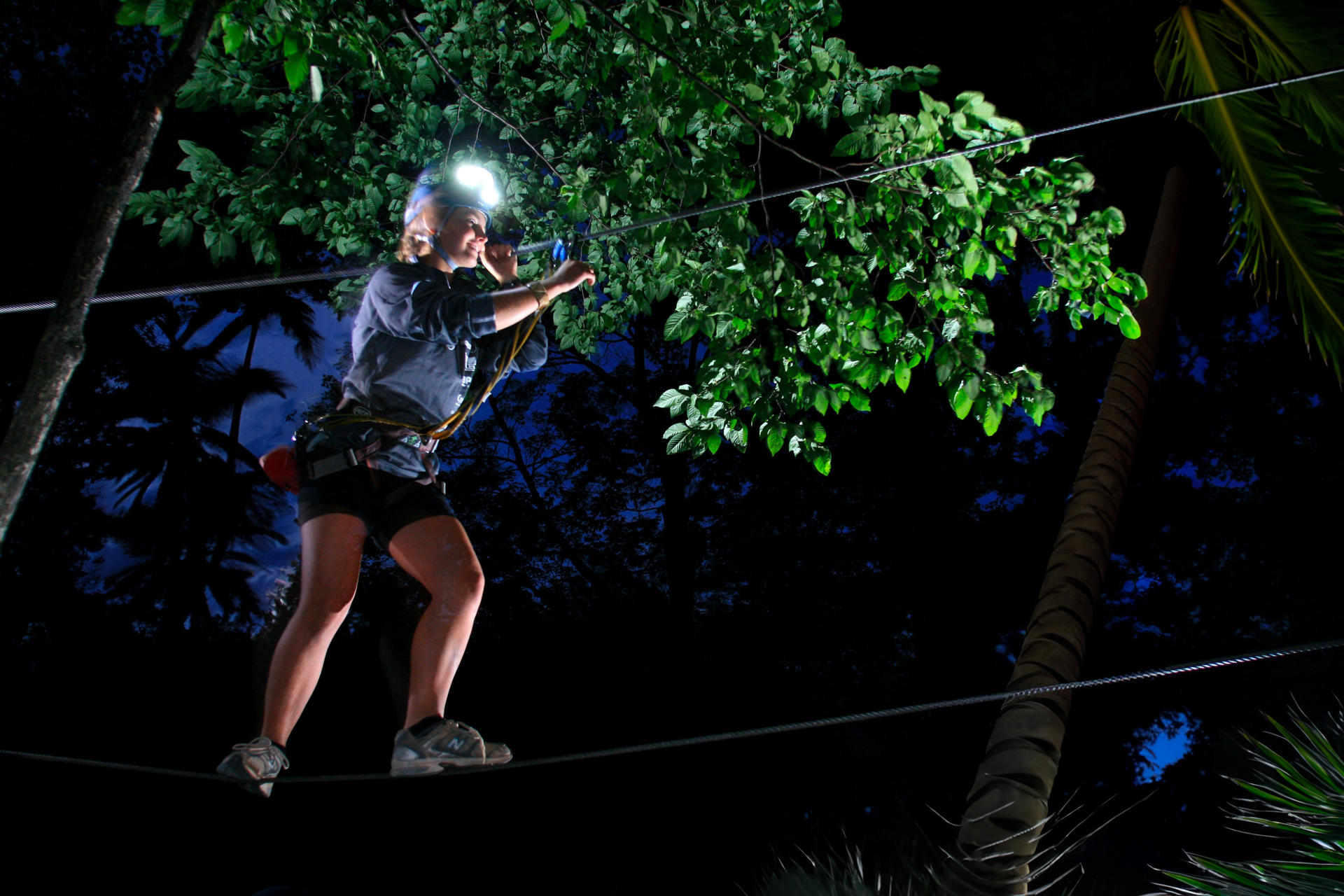 Fotografía cedida por The Trekking Group donde aparece una persona mientras cruza un tramo sobre cuerdas durante su participación en la atracción nocturna 'Night Trek' ubicada en Jungle Island, el parque de ecoaventuras situado en la isla Watson de Miami, Florida. EFE/The Trekking Group /SOLO USO EDITORIAL /NO VENTAS /SOLO DISPONIBLE PARA ILUSTRAR LA NOTICIA QUE ACOMPAÑA /CRÉDITO OBLIGATORIO
