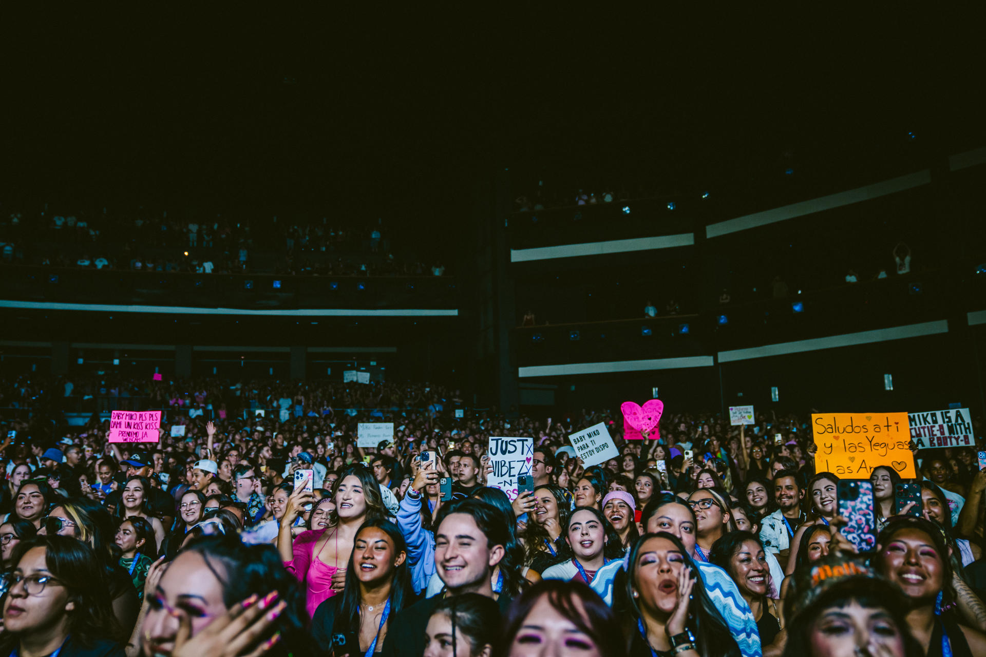 Fotografía del 15 de agosto de 2024 de seguidores de la cantante puertorriqueña Young Miko durante un concierto en el Teatro Peacock en Los Ángeles (Estados Unidos). EFE/ Joshua Rivera
