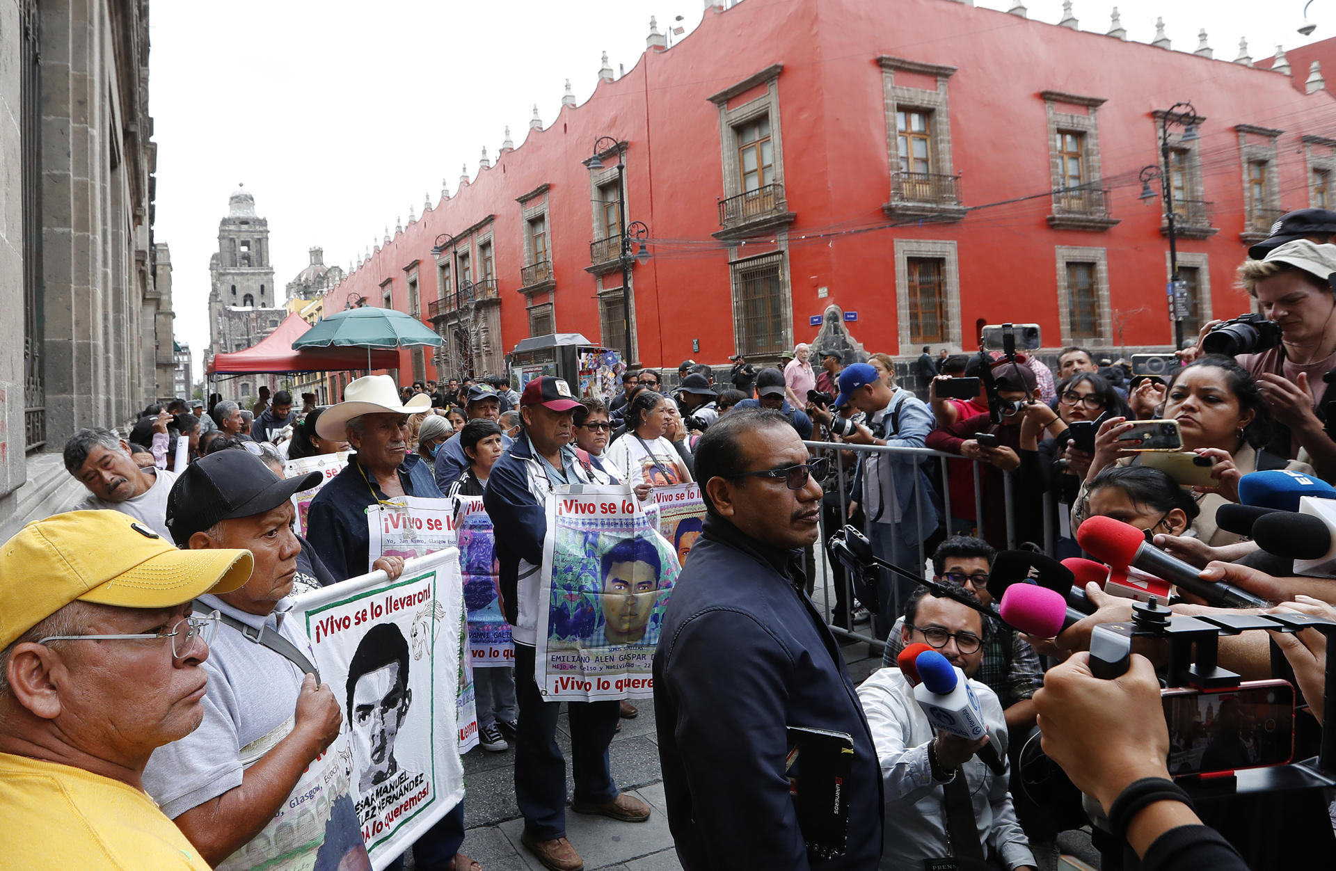 El abogado Vidulfo Rosales (c), habla con los medios de comunicación a su salida este martes de una reunión de los padres de los 43 estudiantes mexicanos desaparecidos con el presidente de México, Andrés Manuel López Obrador, en Palacio Nacional en la Ciudad de México (México). EFE/Mario Guzmán
